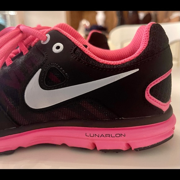 Nike Lunarlon Hot Pink and Black sneakers. - Picture 9 of 9